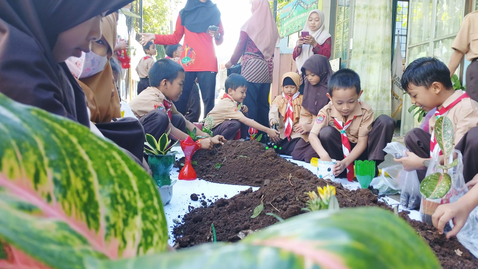 Pemanfaatan barang bekas menjadi pot bunga